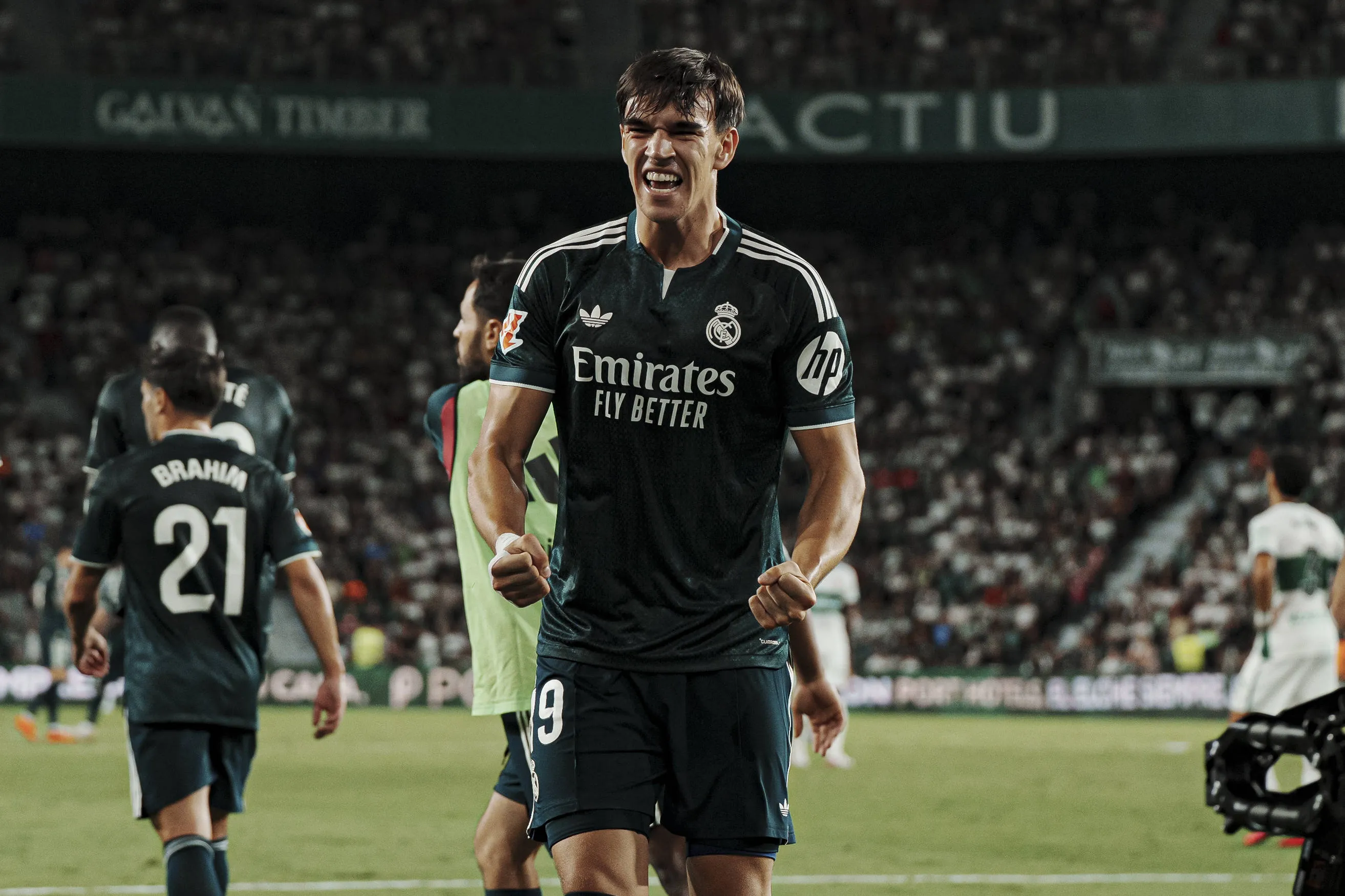 Carlos Esp&iacute; celebra gol pelo Real Madrid 