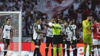 &lsquo;Tem que ter crit&eacute;rio&rsquo;: Arbitragem rouba a cena em Internacional x Atl&eacute;tico-MG