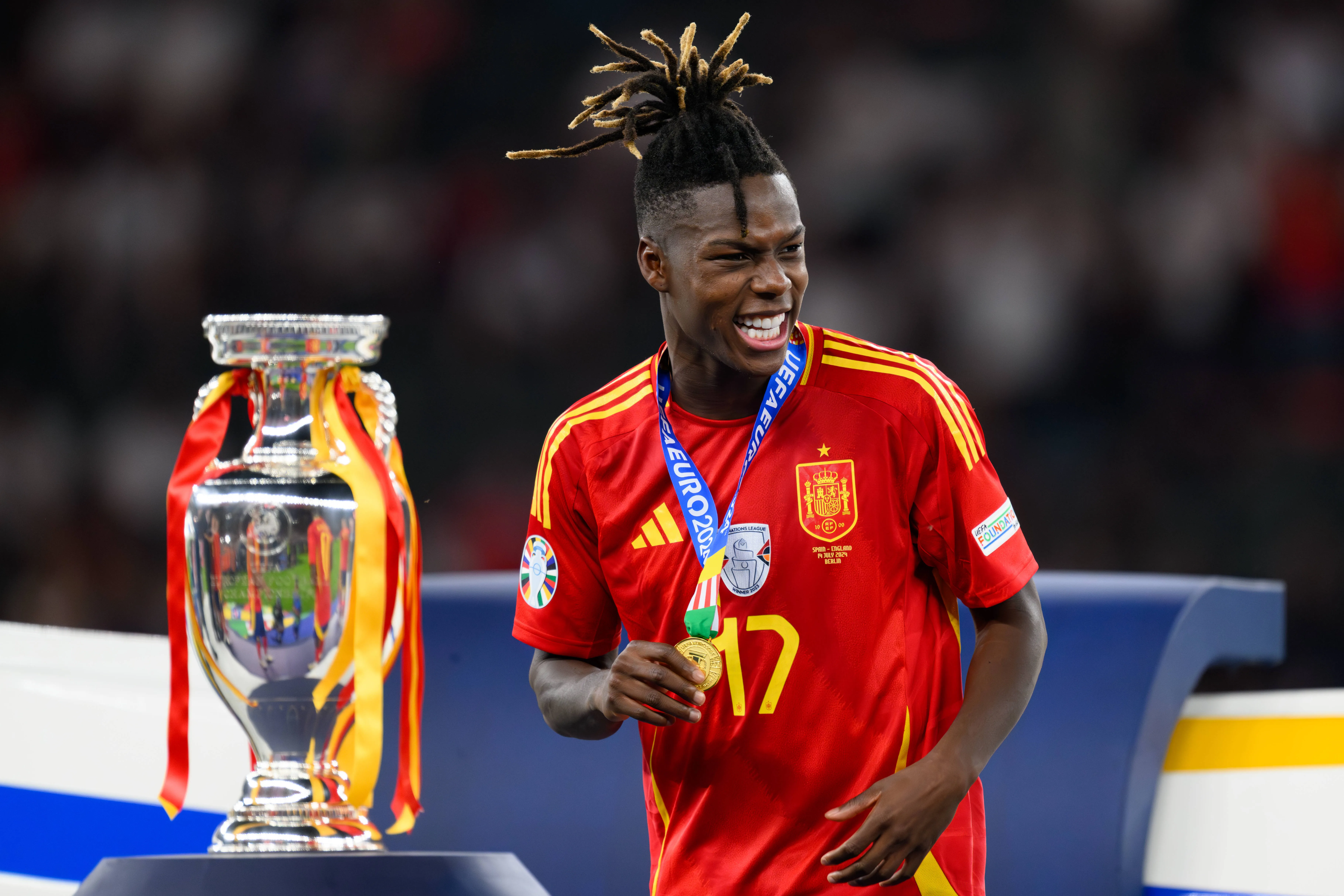 Nico Williams posa com troféu da Eurocopa 2024, conquistado pela seleção espanhola (Foto: Imago/Schwörer Pressefoto)