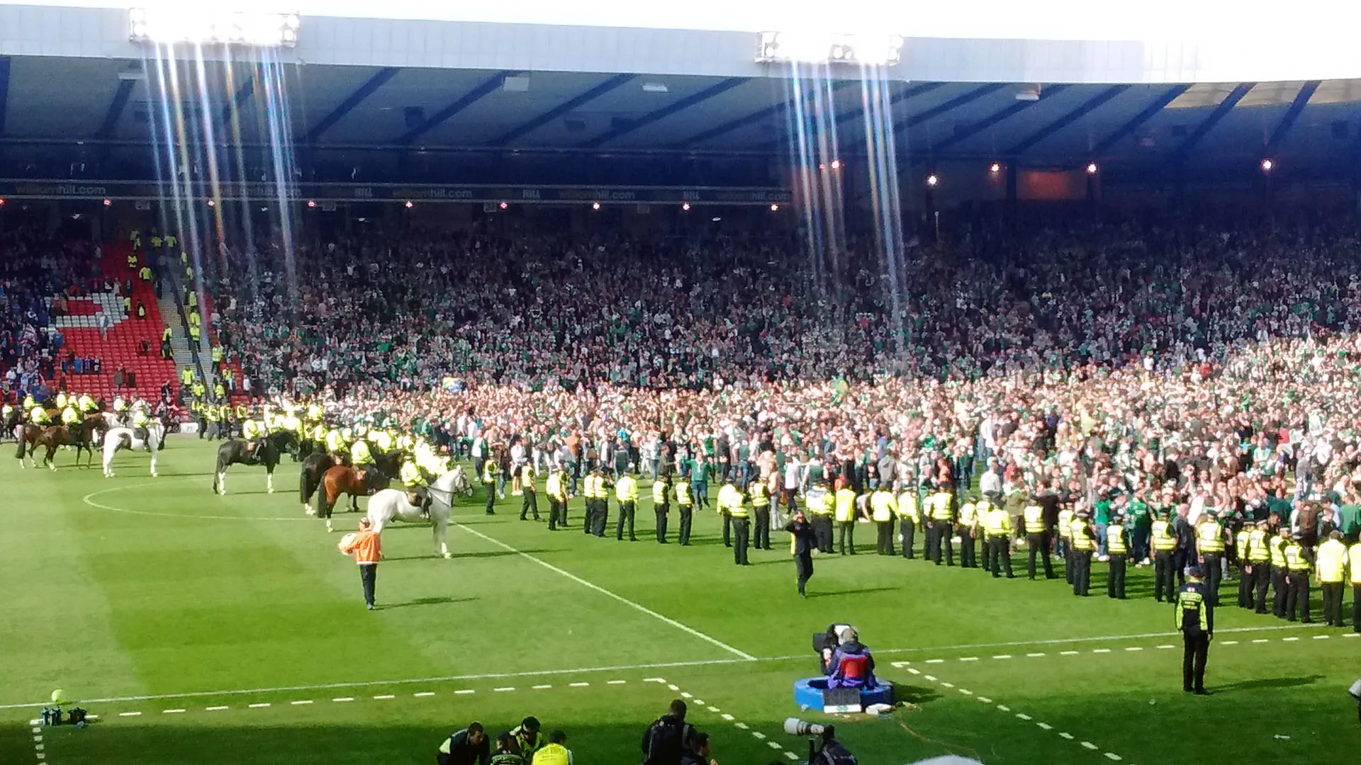 A festa do Hibernian, que quase virou trag&eacute;dia, voltou a ser festa nas ruas de Edimburgo