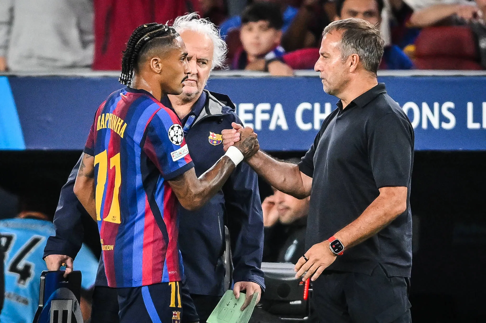 Raphinha e Hansi Flick em partida do Barcelona