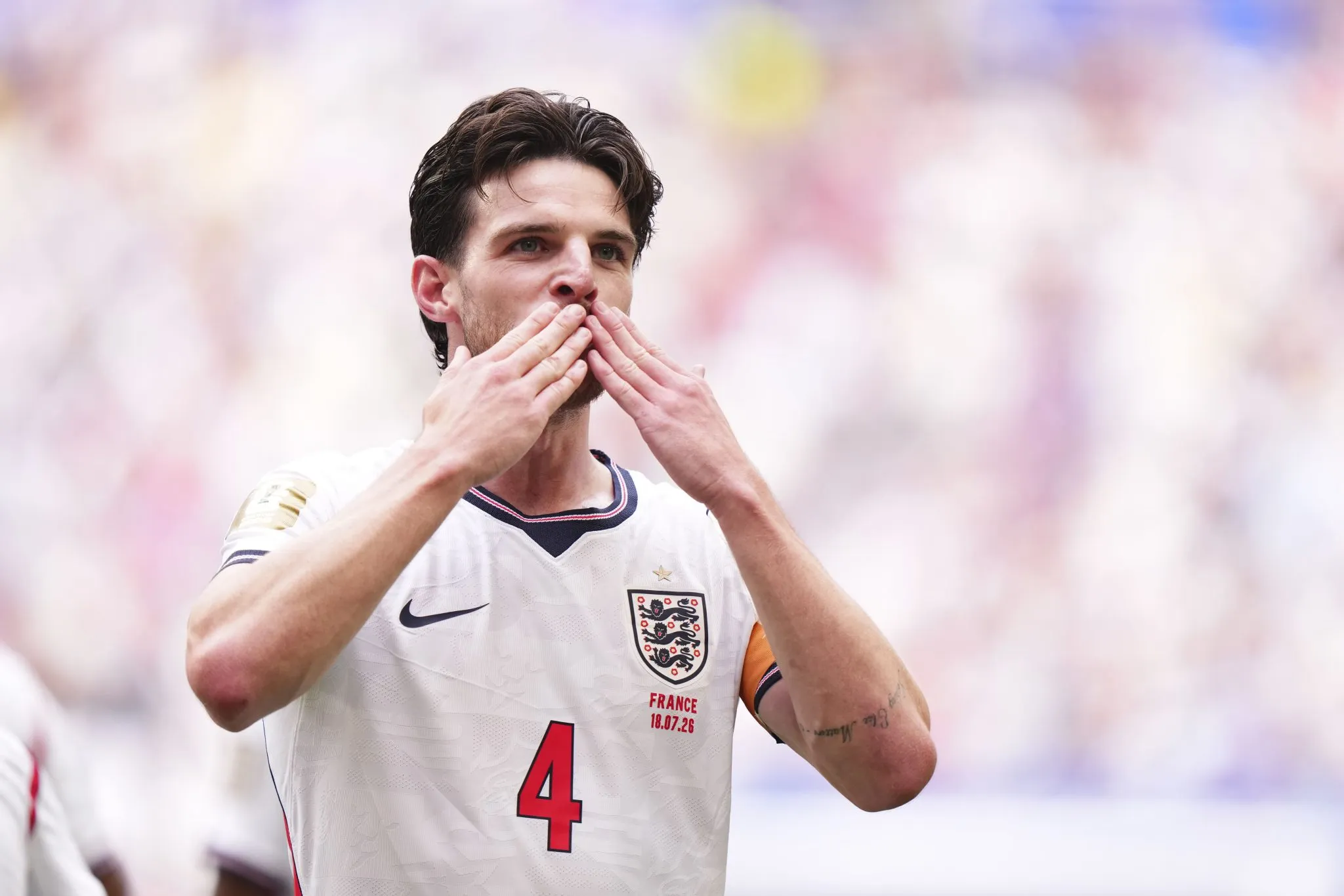 Rice celebra gol pela Inglaterra