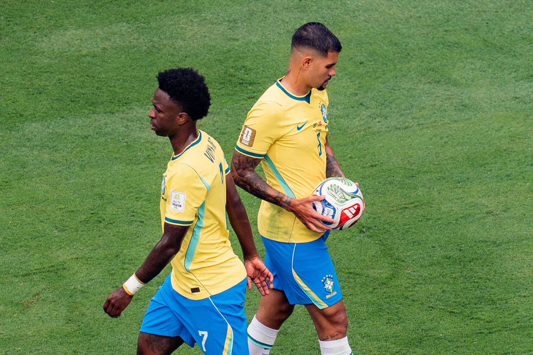 Vini Jr e Bruno Guimar&atilde;es antes da cobran&ccedil;a de p&ecirc;nalti em Brasil x Noruega