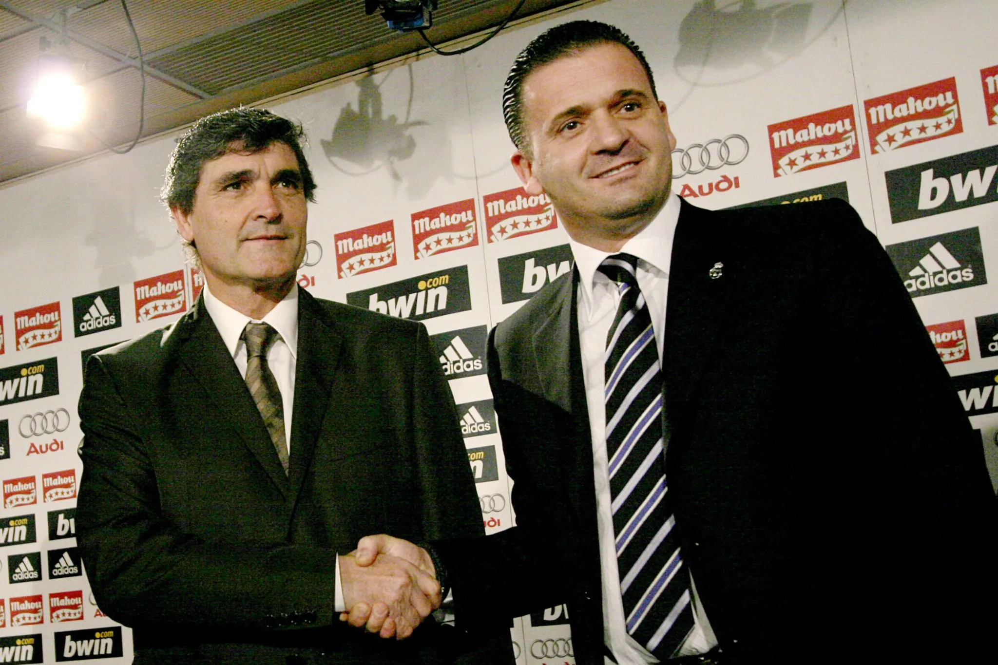 Juande Ramos e Pedja Mijatovic em apresenta&ccedil;&atilde;o no Real Madrid