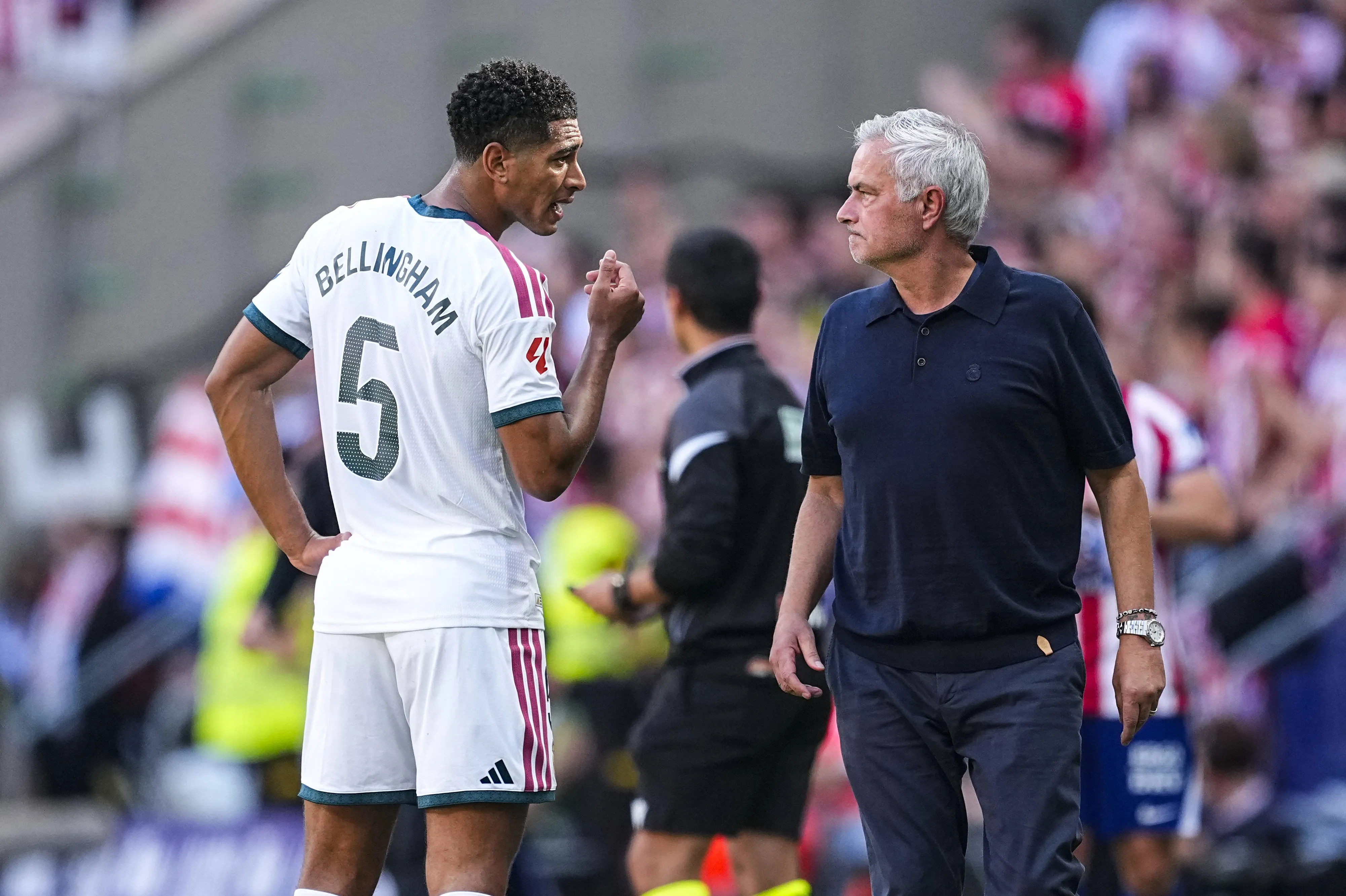 Jos&eacute; Mourinho e Jude Bellingham conversam durante jogo do Real Madrid