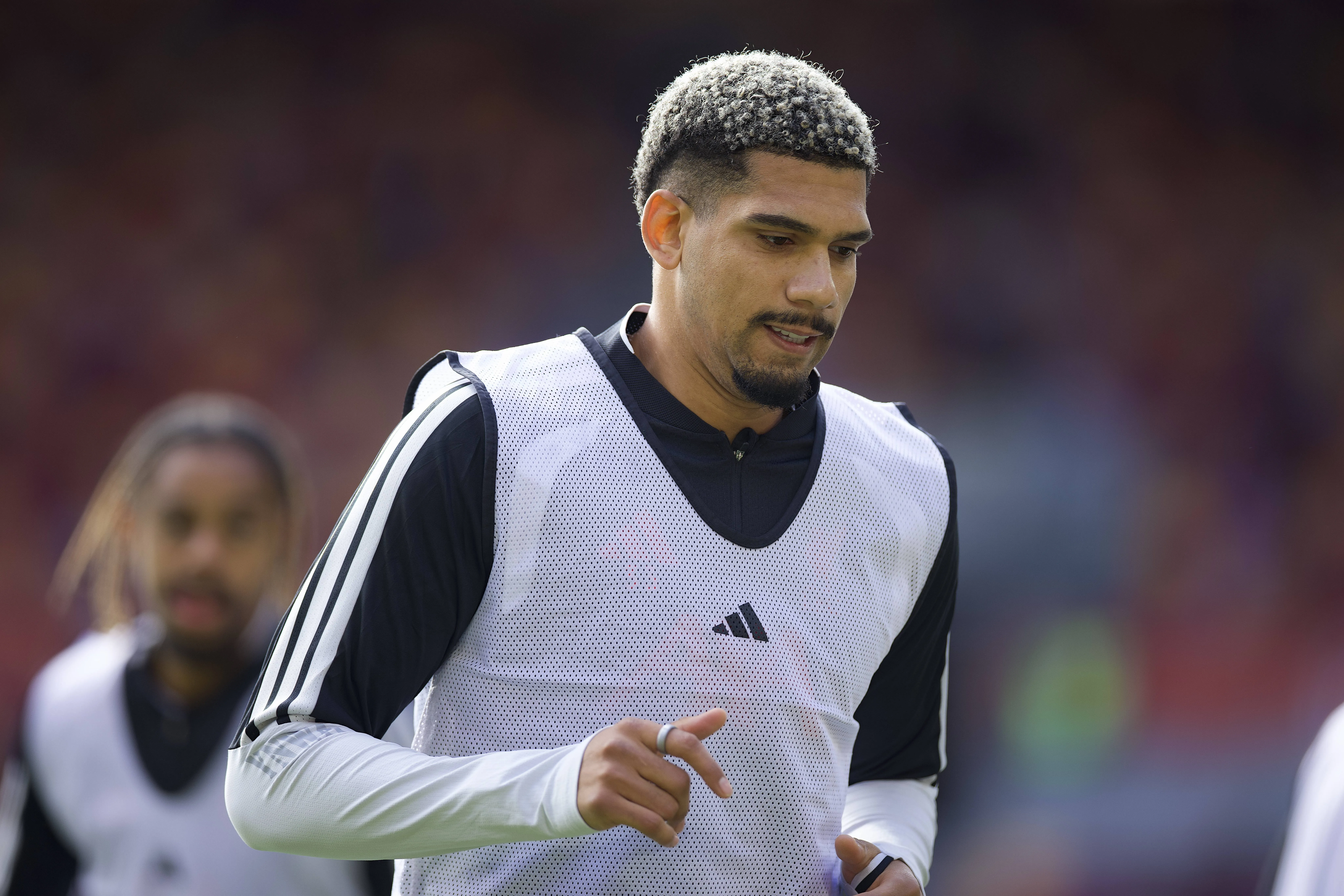 Ronald Ara&uacute;jo deve ficar no Liverpool se continuar com bom n&iacute;vel