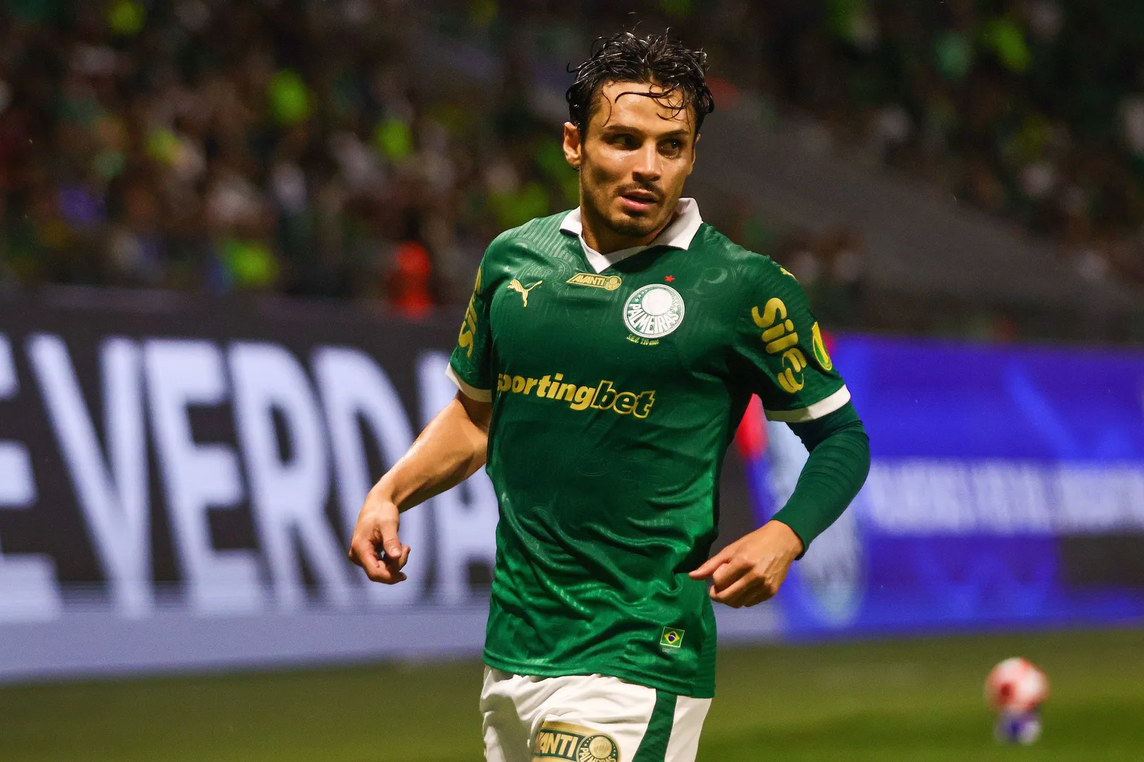Raphael Veiga em a&ccedil;&atilde;o pelo Palmeiras 