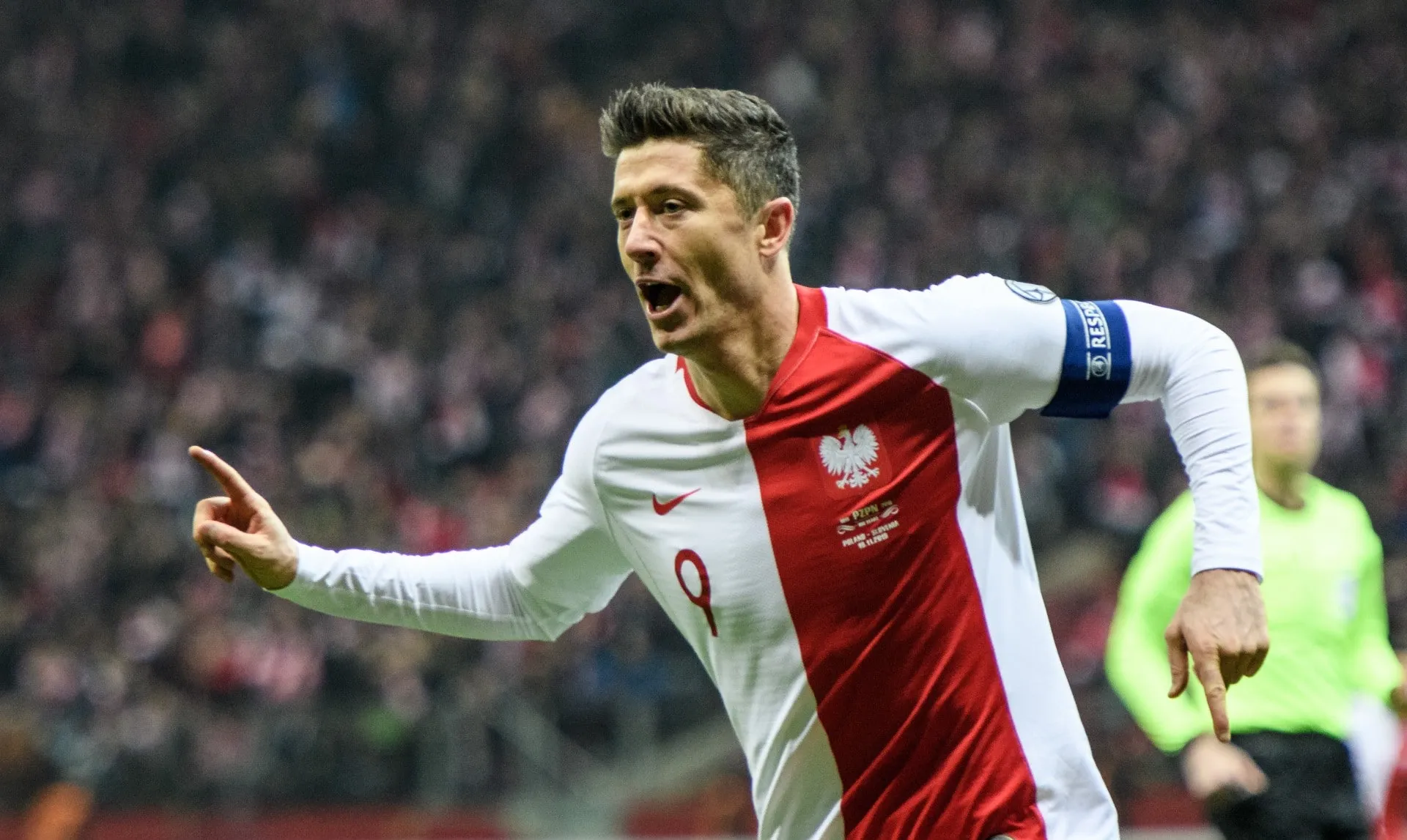 Lewandowski anda t&atilde;o iluminado que at&eacute; show de dribles deu, no jogo em que Piszczek se despediu da sele&ccedil;&atilde;o