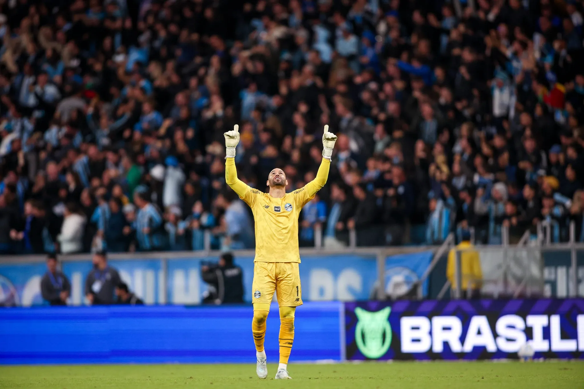 Weverton celebra gol do Gr&ecirc;mio na Arena 