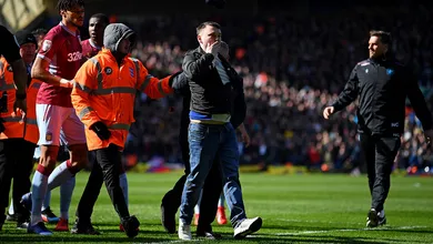 N&atilde;o tem perd&atilde;o: torcedor que agrediu Grealish na segunda divis&atilde;o inglesa ficar&aacute; preso por 14 semanas