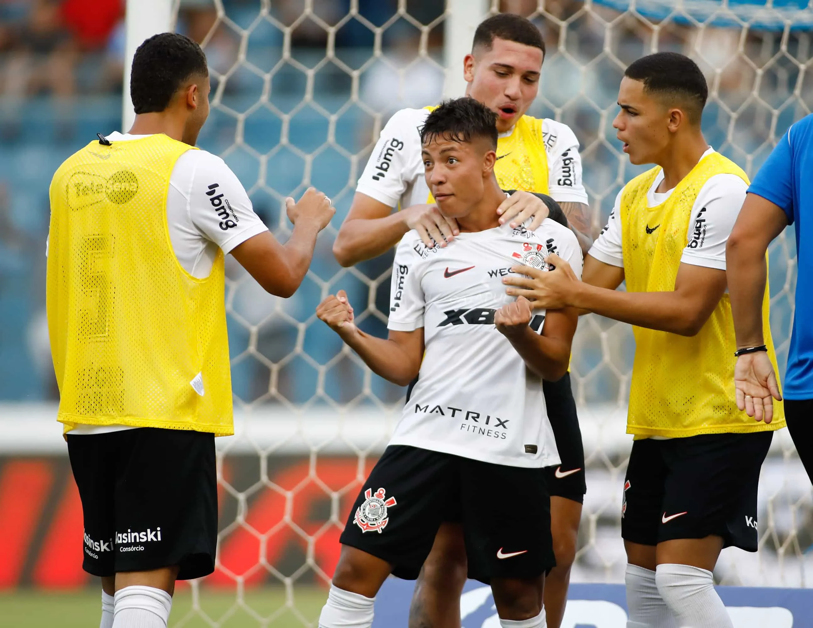 Uma goleada classificou o Corinthians para as oitavas da Copinha e manteve sonho do 11&ordm; t&iacute;tulo