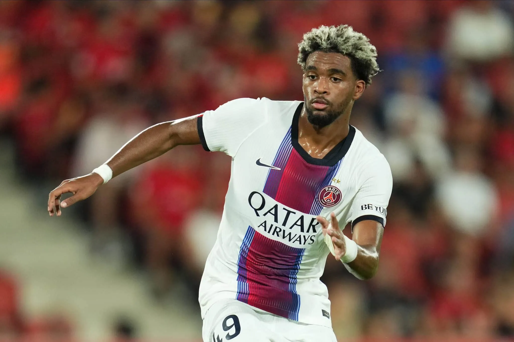 Mbaye em ação pelo PSG