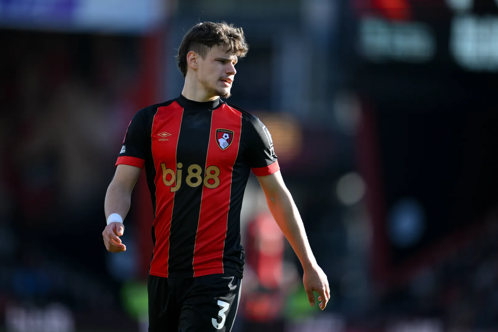 Milos Kerkez, destaque do Bournemouth, &eacute; monitorado pelo Liverpool para a pr&oacute;xima janela de transfer&ecirc;ncias