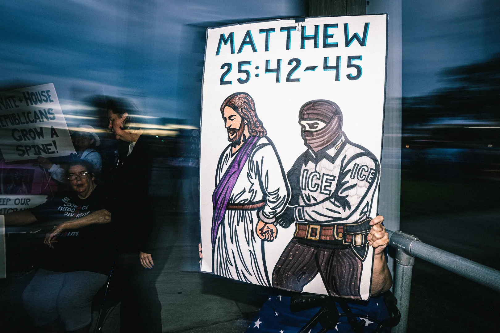 Protesto contra pol&iacute;tica anti-imigra&ccedil;&atilde;o do governo Trump tem cartaz com desenho de Jesus Cristo sendo detido pelo ICE