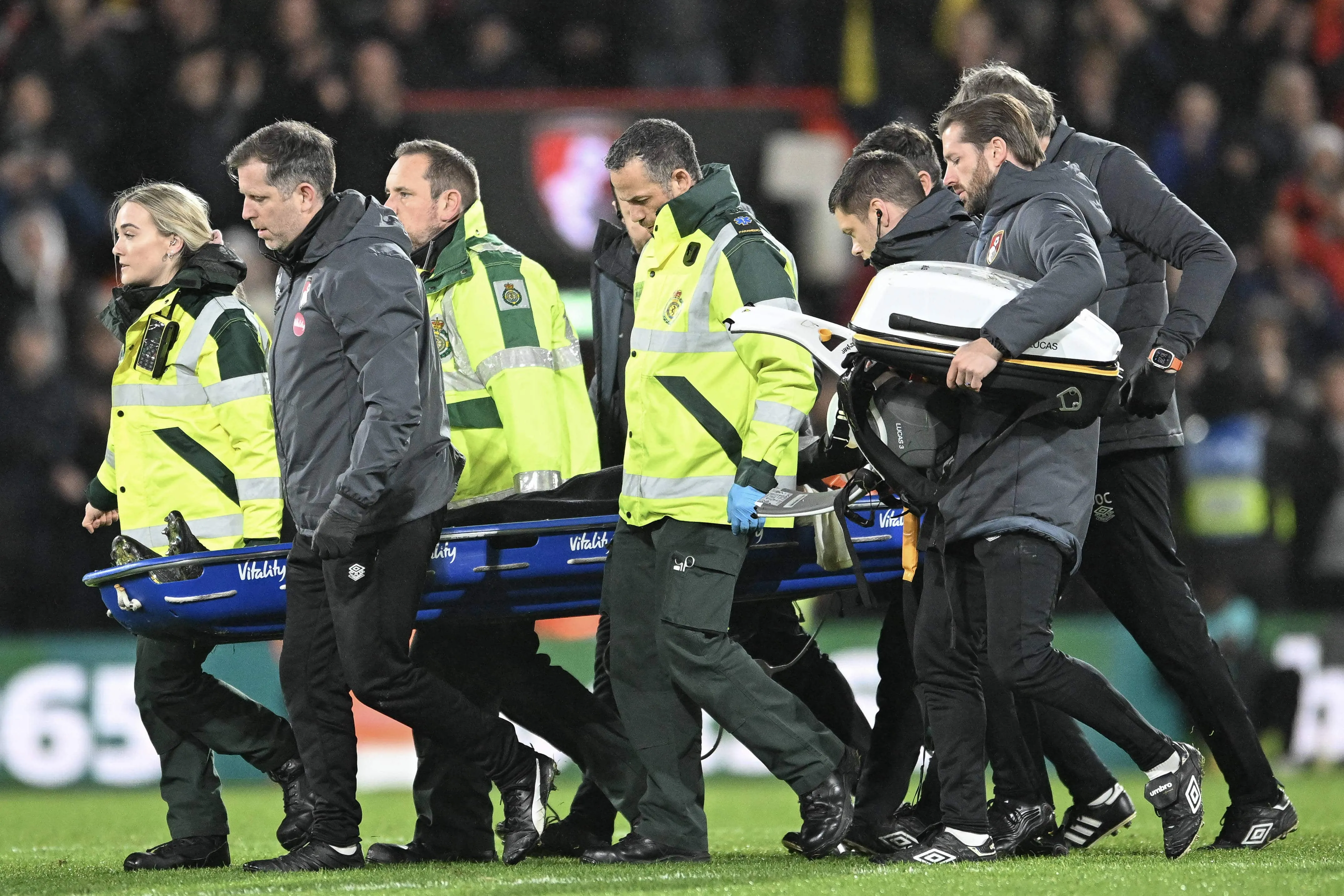 Interrompido por ataque card&iacute;aco de jogador, Bournemouth x Luton vai recome&ccedil;ar do zero na Premier League