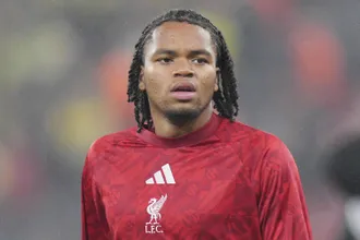 Joia de 18 anos carrega virada her&oacute;ica do Liverpool sobre o Villarreal ap&oacute;s erro de van Dijk