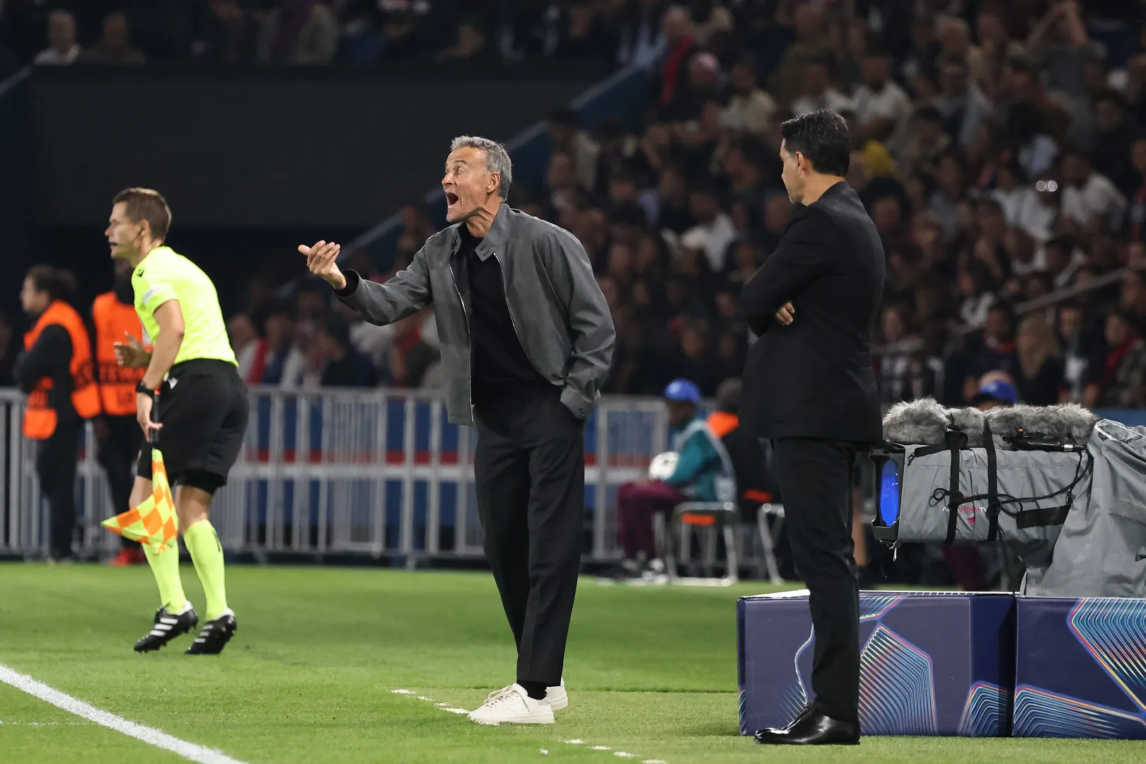 Luis Enrique passa orienta&ccedil;&otilde;es para os jogadores.