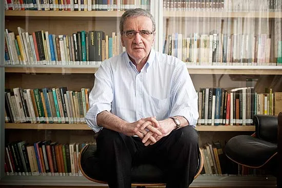 Luiz Gonzaga Belluzzo, em sua biblioteca particular