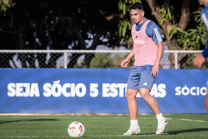 O jovem volante paraguaio Fabrizio Peralta em treinamento pelo Cruzeiro