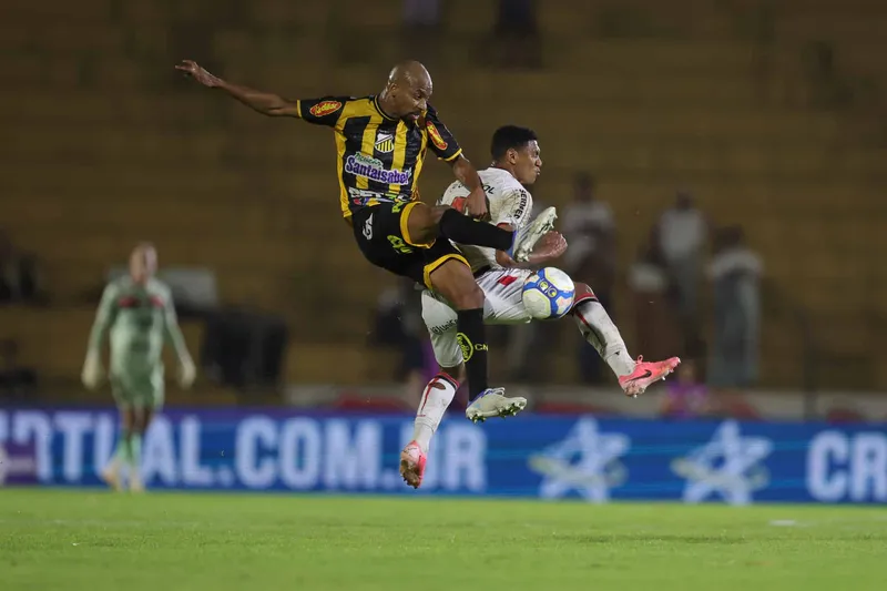 Waguininho disputa a bola durante o confronto diante do Botafogo-SP pela S&eacute;rie B