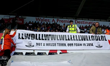 Os torcedores do Newcastle fizeram uma faixa sensacional para cornetar o t&eacute;cnico
