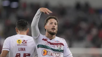 Guga volta a ser titular no Fluminense e reencontra rival preferido Vasco