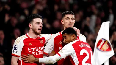 Arsenal supera falha absurda de Ramsdale e chatice do Brentford para deixar bomba com Liverpool e City