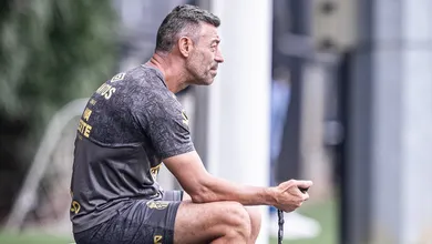 Caixinha repete no Santos parte dos erros que o derrubaram no Red Bull Bragantino