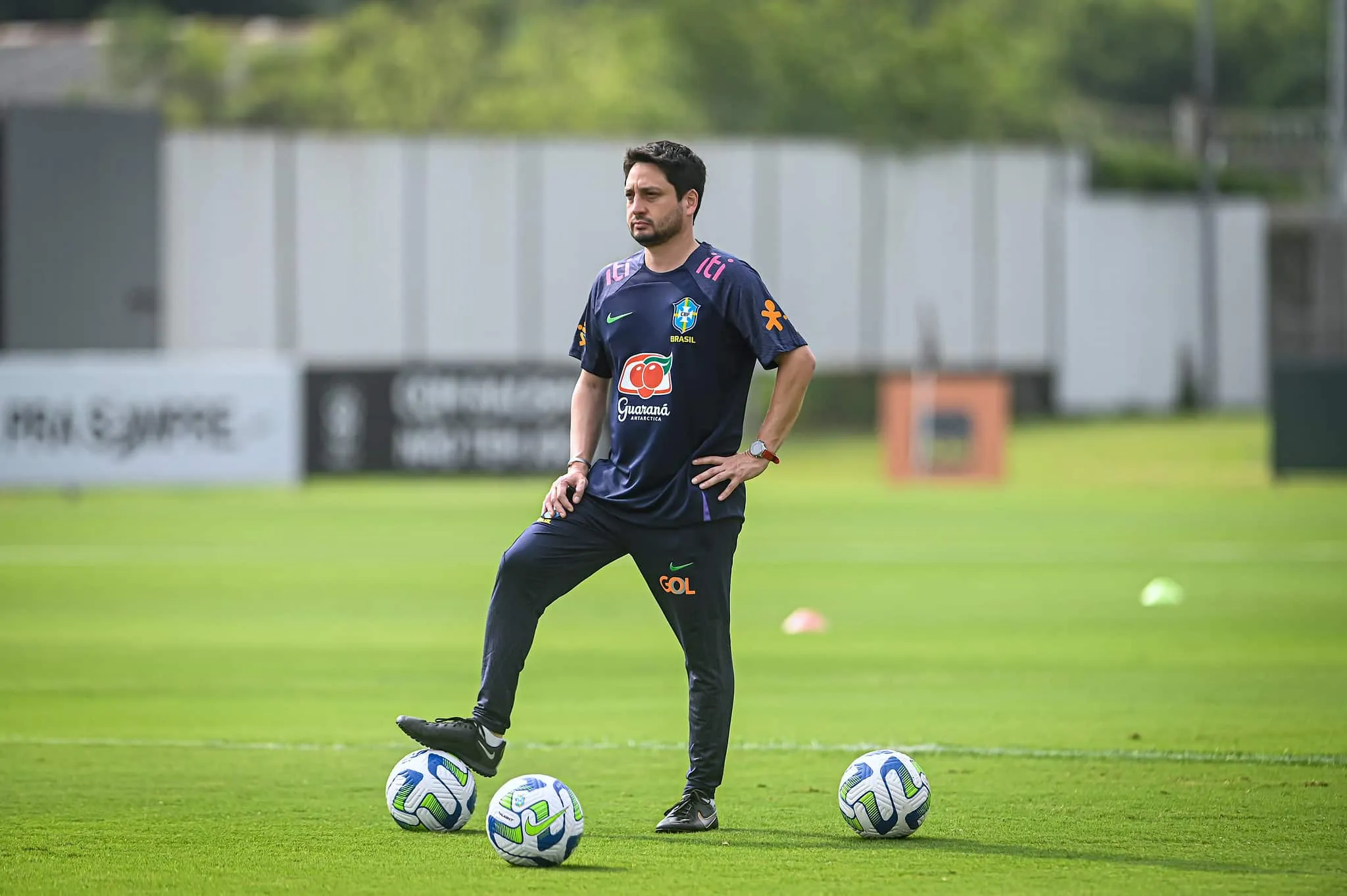 Arthur Elias usa Data Fifa para teste at&eacute; na comiss&atilde;o t&eacute;cnica e tem pioneira como auxiliar pontual