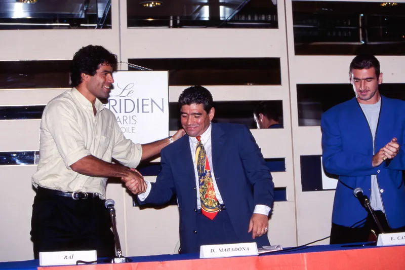 Ra&iacute; cumprimenta Maradona ao lado de Cantona em 1995, quando foi fundada a a Associa&ccedil;&atilde;o Internacional de Futebolistas Profissionais (AIFP)