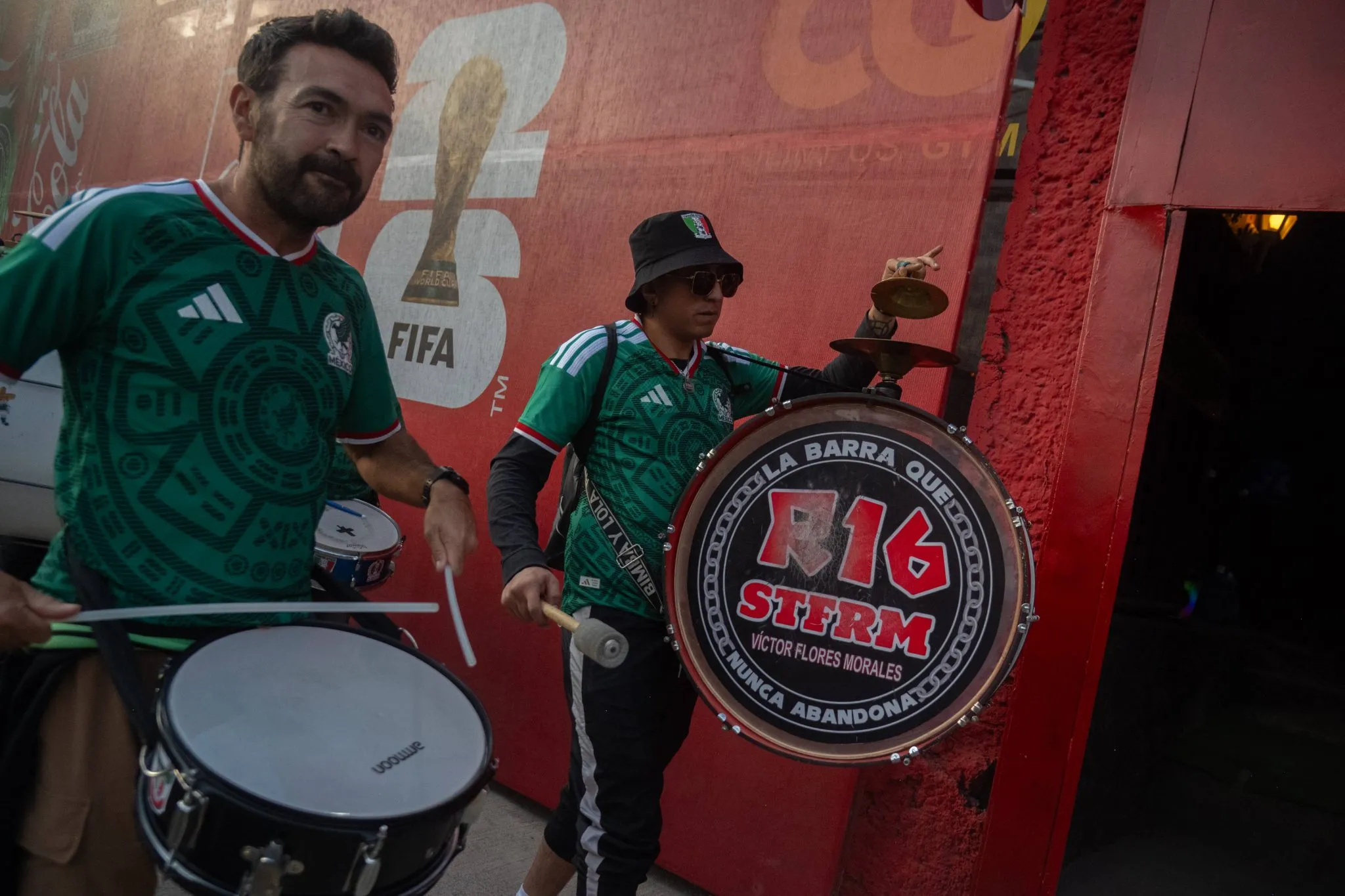 Torcedores do M&eacute;xico com a camisa da Copa de 2026