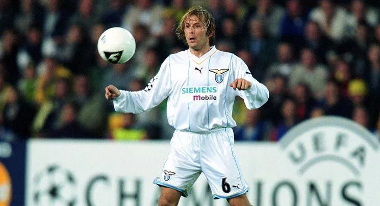FOOTBALL - CHAMPIONS LEAGUE 2001/2002 - 1ST ROUND - FC NANTES / LAZIO ROMA - 011030 - GAIZKA MENDIETA (LAZ) - PHOTO J-CHRISTOPHE LEMASSON/FLASH PRESS