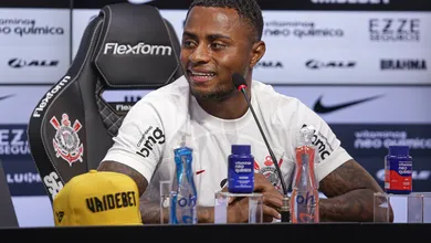 Corinthians descarta volante, confirma novo refor&ccedil;o e apresenta gringo: Augusto segue&nbsp;a&nbsp;todo&nbsp;vapor