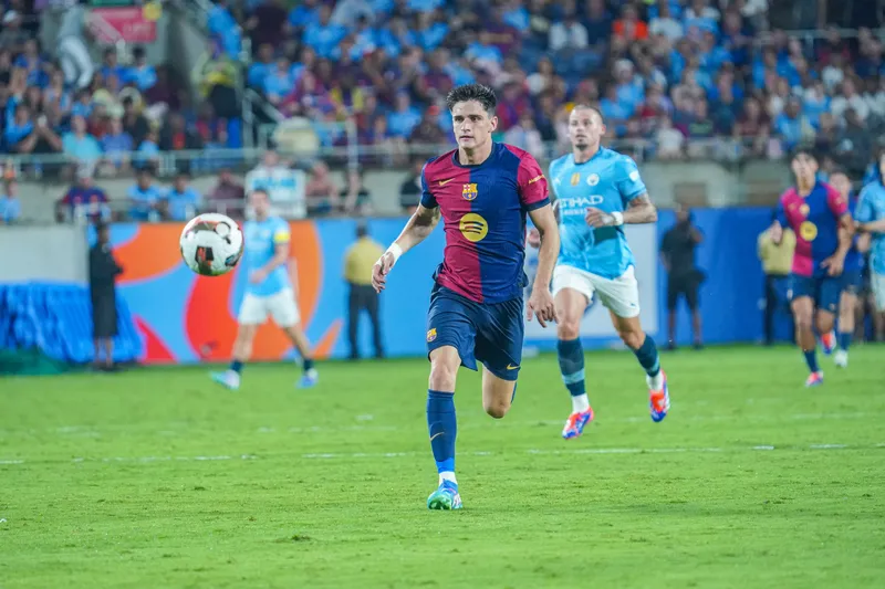 Pau V&iacute;ctor caiu nas gra&ccedil;as da torcida do Barcelona durante a pr&eacute;-temporada