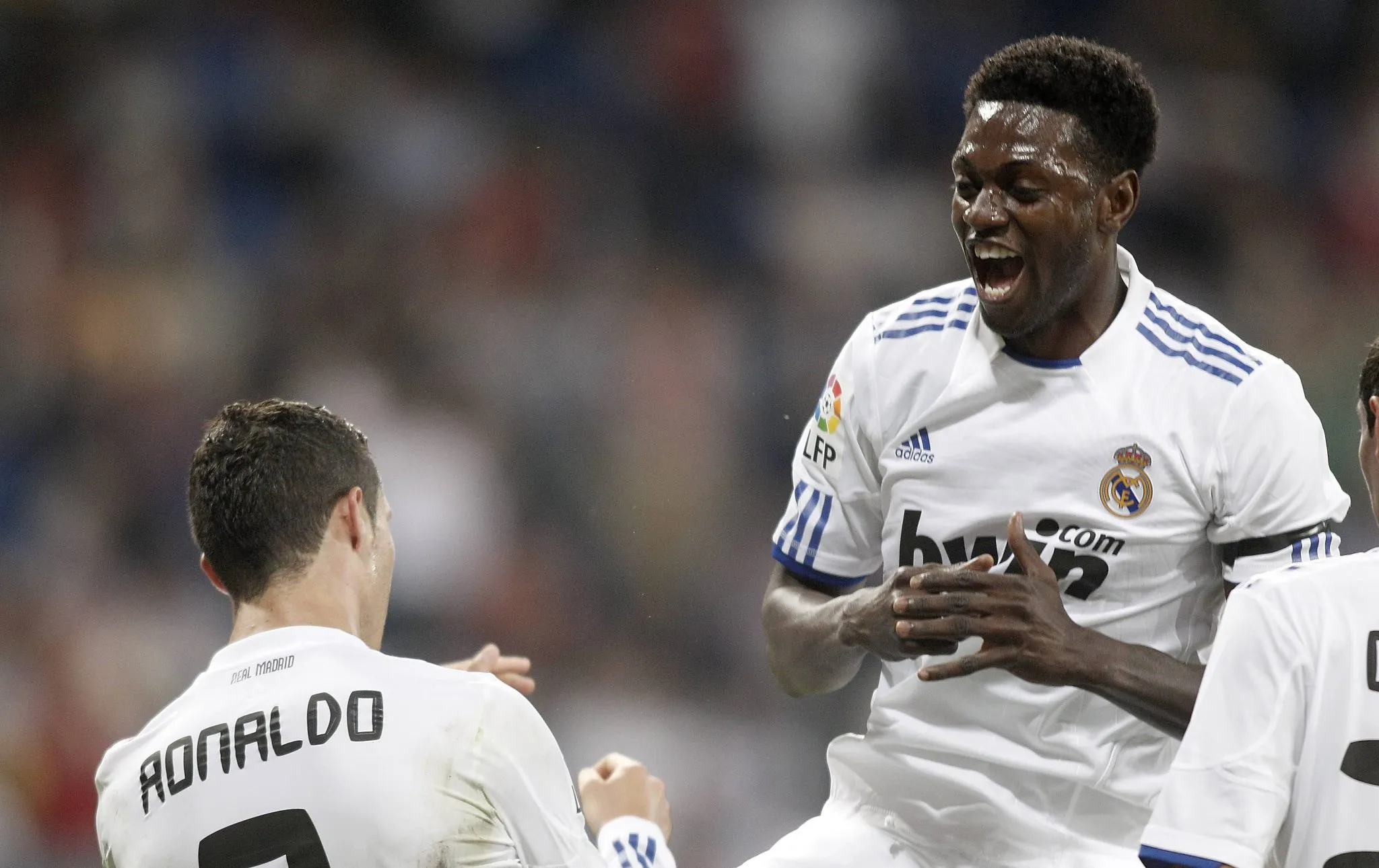 Adebayor e Cristiano Ronaldo comemoram gol do Real Madrid