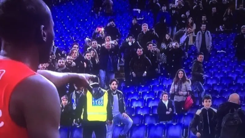 [V&iacute;deo] V&iacute;tima de racismo, Koulibaly mostrou o que importa no futebol ao dar sua camisa a menino
