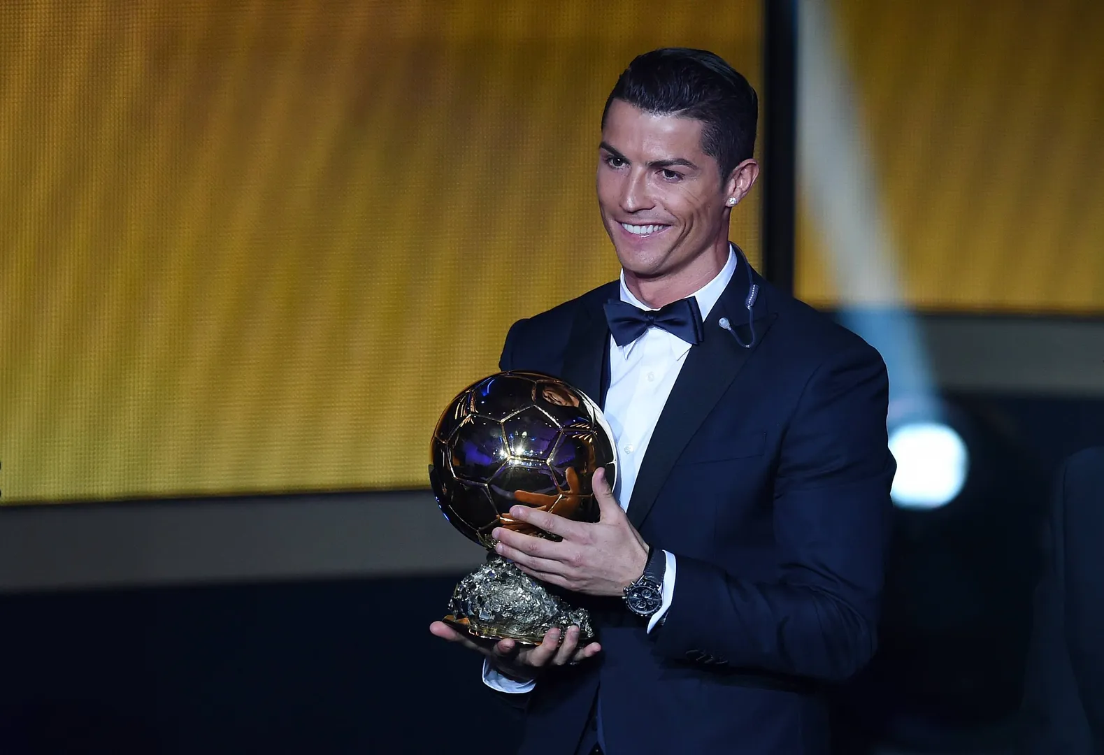 Cristiano Ronaldo com a Bola de Ouro conquistada em 2015