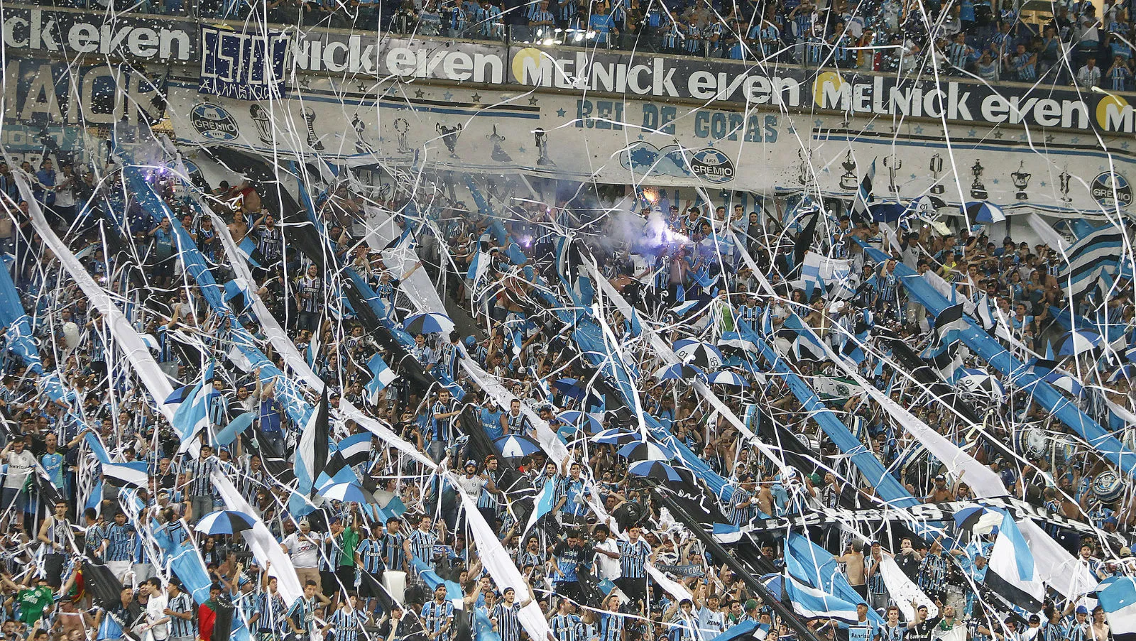 A Arena estremeceu com a avalanche esperada h&aacute; tempos: O Gr&ecirc;mio voltou a gritar &lsquo;&eacute; campe&atilde;o&rsquo;