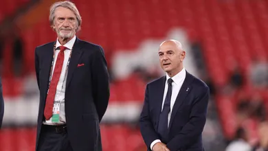 Por que o Tottenham est&aacute; processando empresa de Jim Ratcliffe, dono do United?
