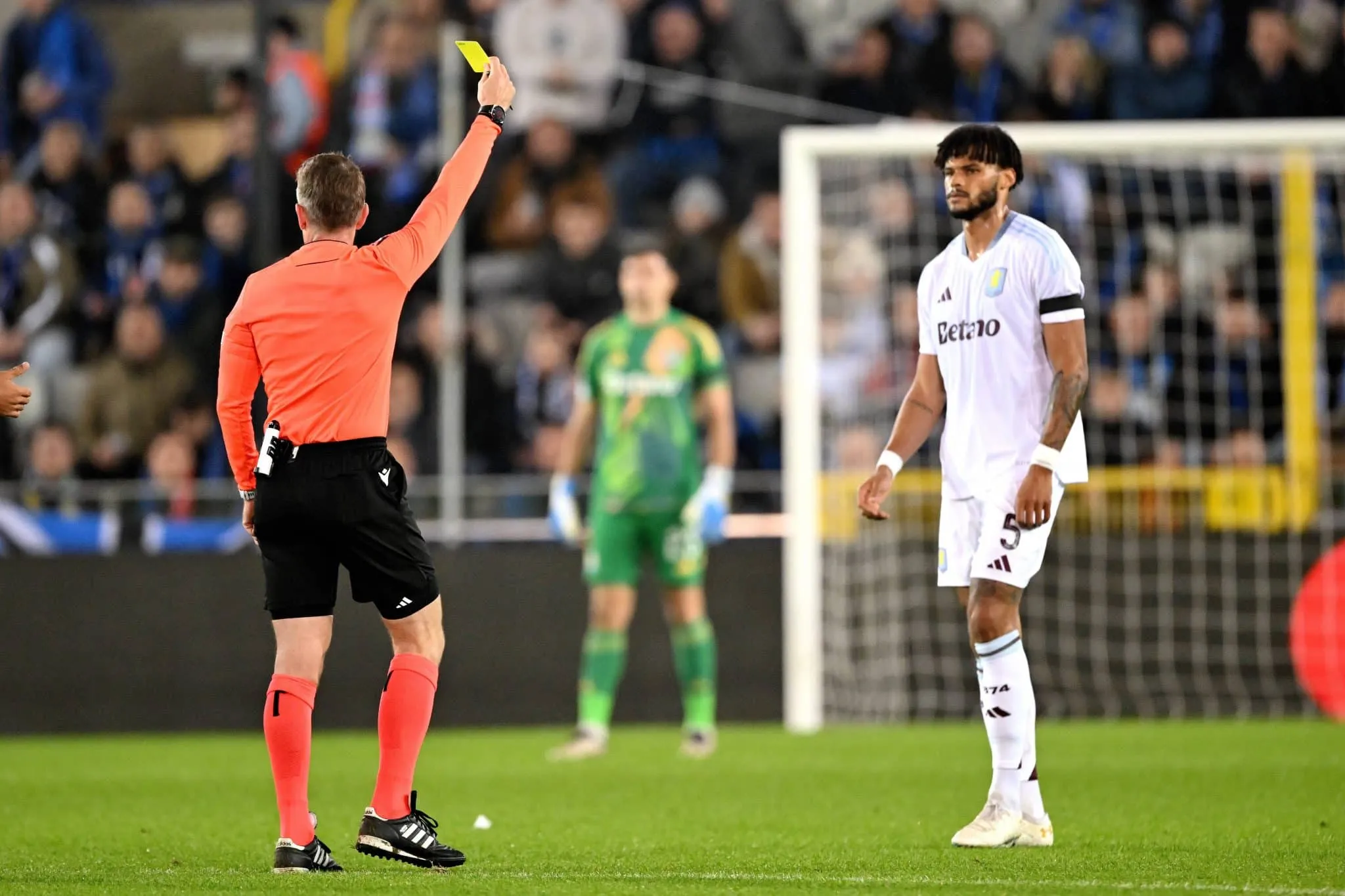P&ecirc;nalti inexplic&aacute;vel faz Aston Villa perder invencibilidade na Champions League