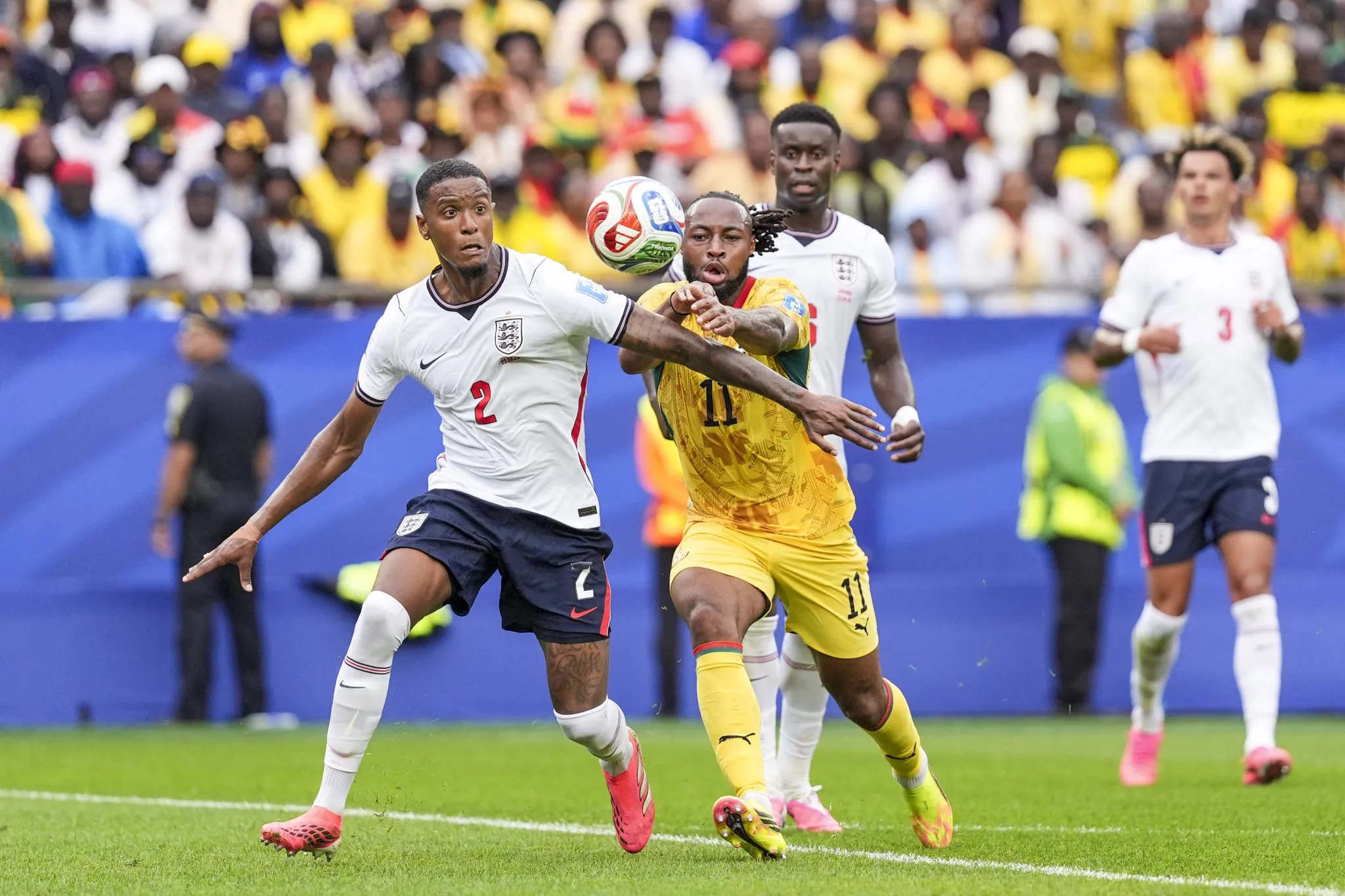 Konsa e Semenyo disputam a posse em Inglaterra x Gana. Foto: IMAGO/Sports Press Photo