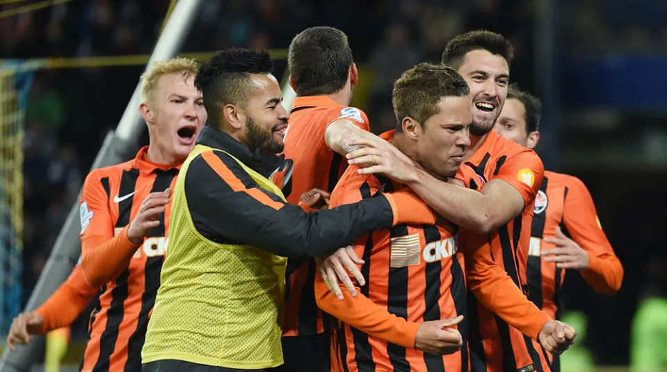 De vil&atilde;o a her&oacute;i, Marlos decide Copa da Ucr&acirc;nia com gola&ccedil;o no fim e vai &agrave;s l&aacute;grimas
