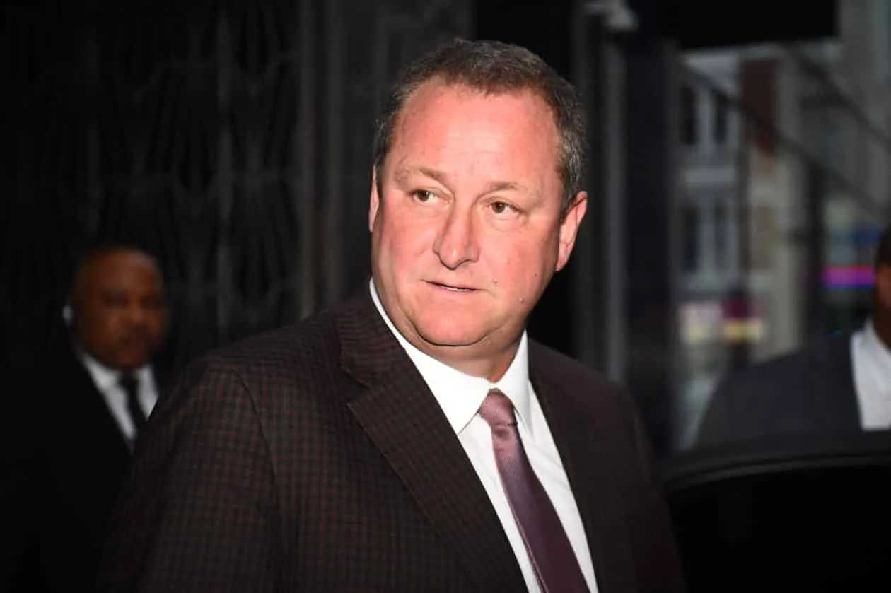 Mike Ashley rebate Rafa Ben&iacute;tez: &ldquo;Escolheu a op&ccedil;&atilde;o f&aacute;cil, pegou o dinheiro e foi para a China&rdquo;