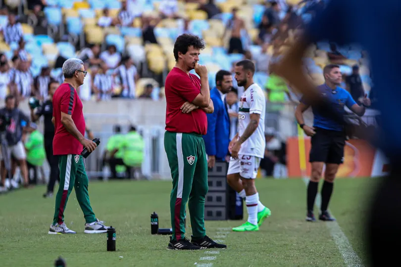 Fluminense de Fernando Diniz n&atilde;o jogou bem mais uma vez, perdeu para o Botafogo e ter&aacute; vida mais dif&iacute;cil no Campeonato Carioca - Foto: LUCAS MER&Ccedil;ON/FLUMINENSE FC