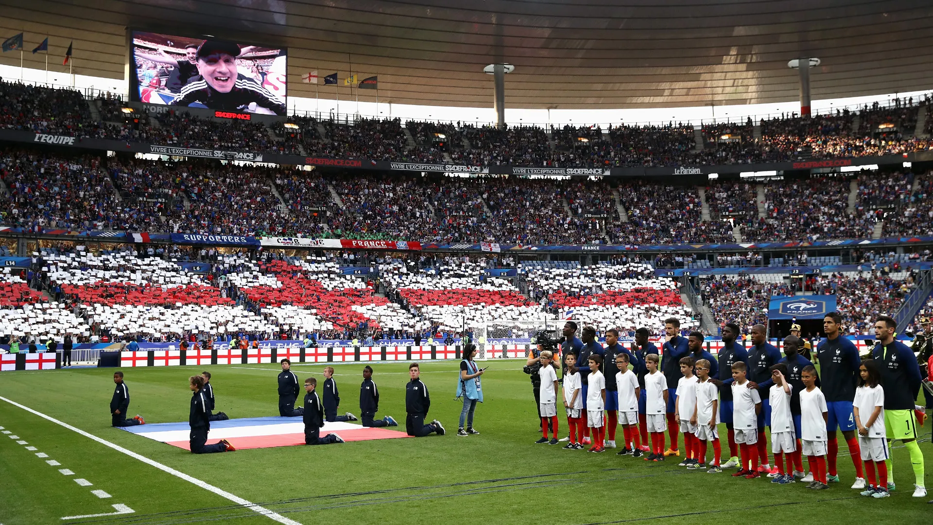 [V&iacute;deo] Banda da Guarda Francesa toca &ldquo;Don&rsquo;t Look Back In Anger&rdquo; antes de Fran&ccedil;a x Inglaterra