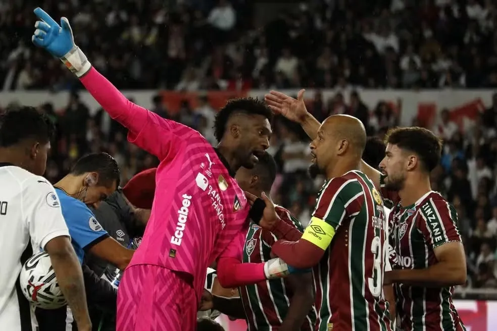 Arbitragem na Recopa revolta Fluminense, que v&ecirc; filme repetido com a LDU