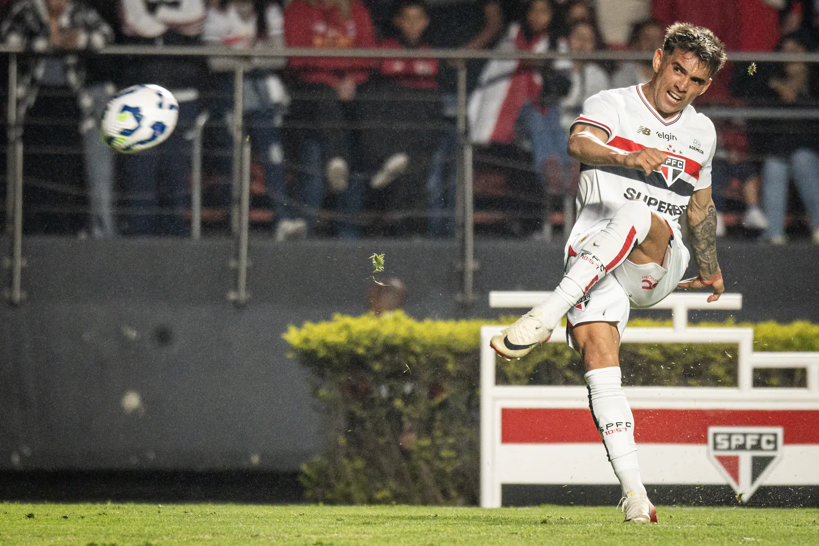 Enzo D&iacute;az, em a&ccedil;&atilde;o pelo S&atilde;o Paulo