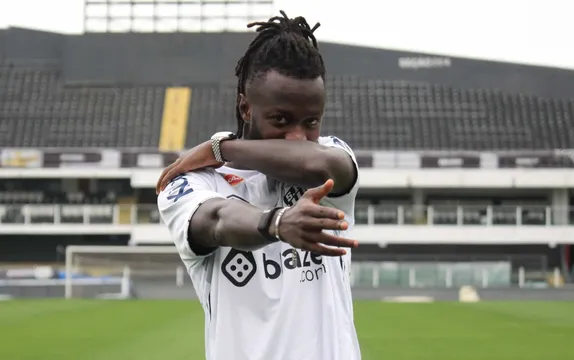 Carism&aacute;tico, Yusupha Njie chega ao Santos e revela orgulho para o povo de G&acirc;mbia