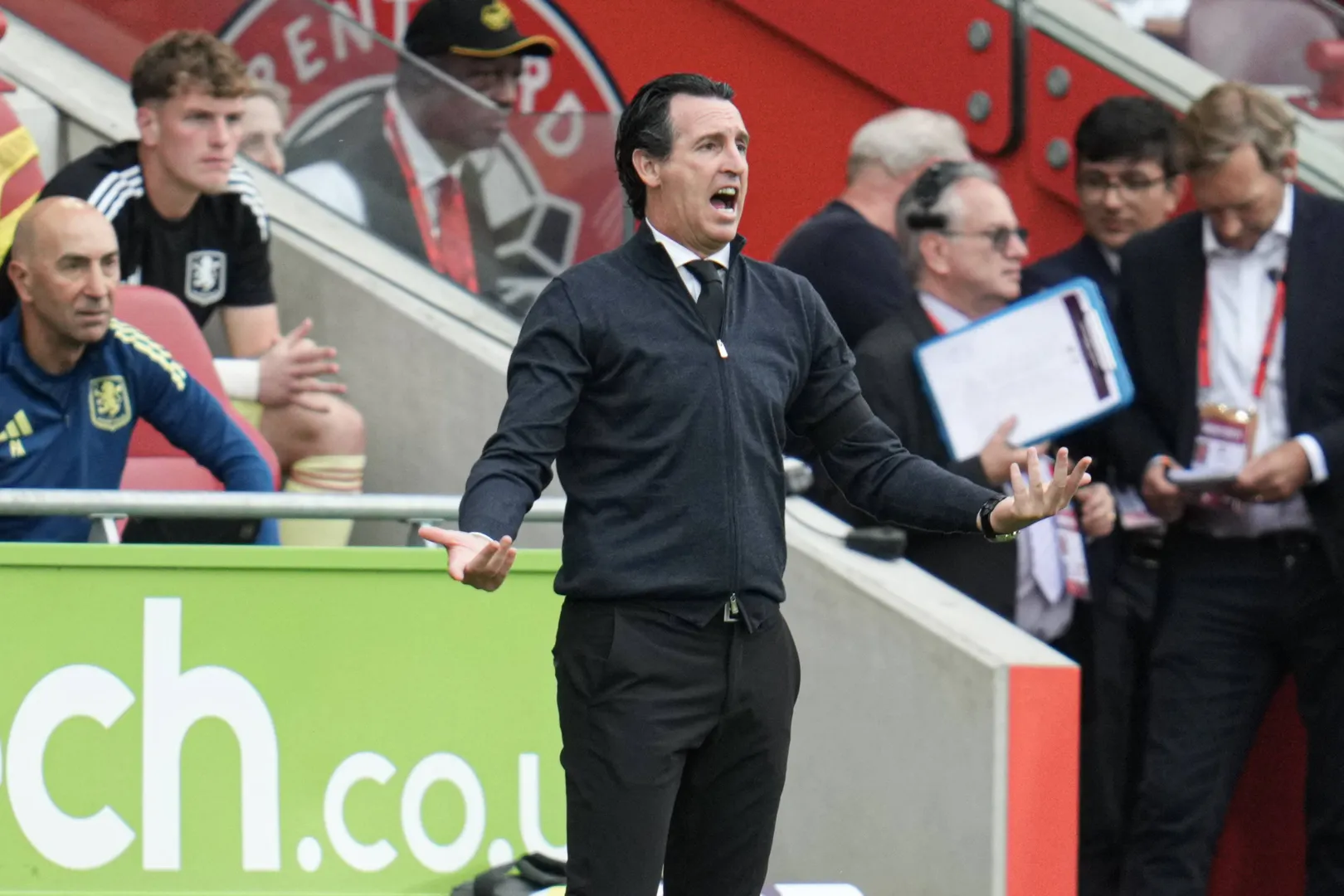 O t&eacute;cnico Unai Emery em jogo do Aston Villa