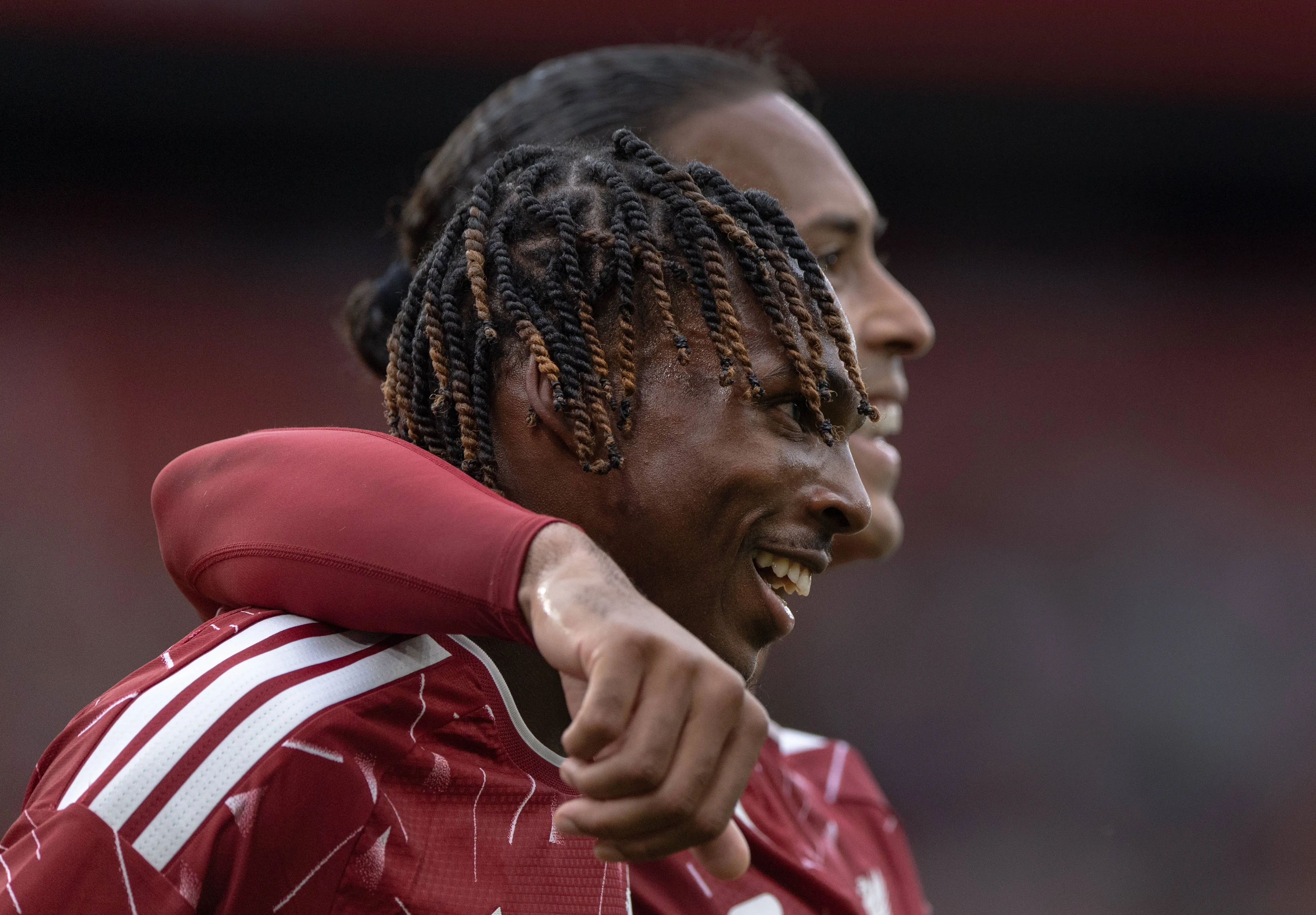Jéremy Jacquet e Van Dijk em jogo do Liverpool